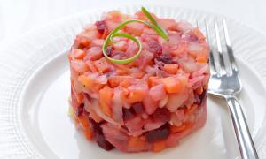 «Винегрет» с горошком – витаминная находка для зимнего стола Сытный винегрет с фасолью, свежими огурцами и зеленью